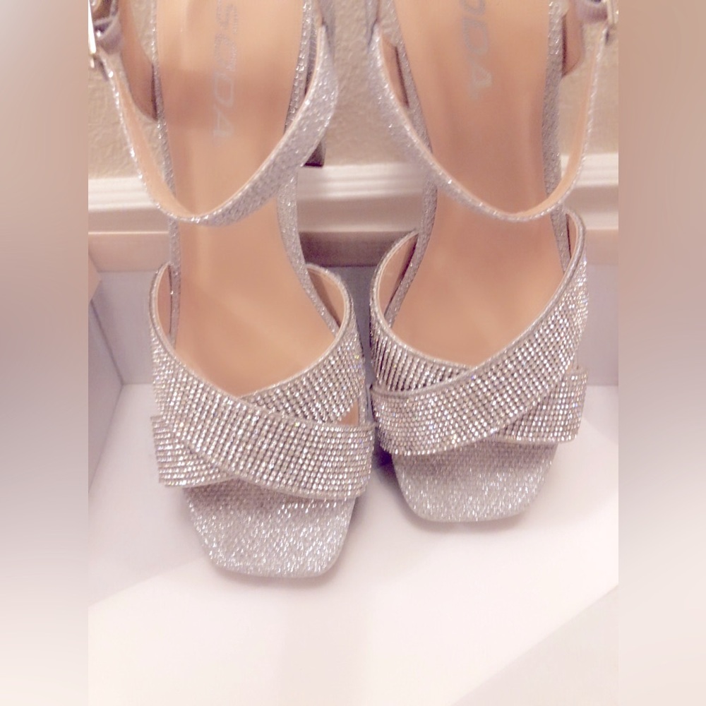 Bedazzled Soda Strapped Sandals - perfect for wedding or Prom! New! Size 7 1/2